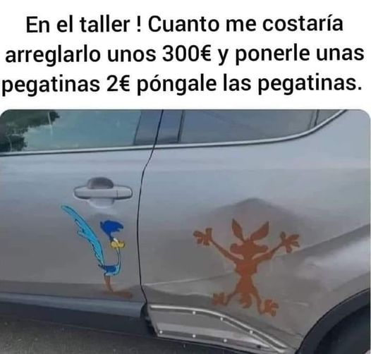 Puerta de coche gris con un bollo decorado con pegatinas del Coyote y del Correcaminos.