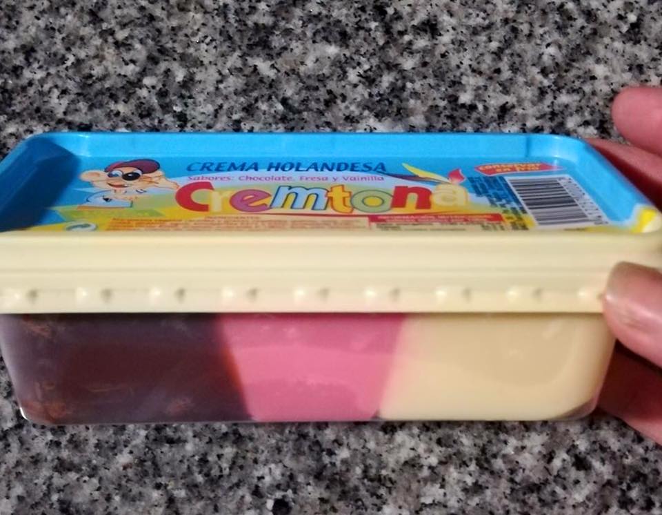 Tarrina de crema para untar de tres colores: chocolate, fresa y vainilla.