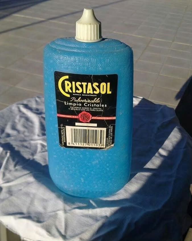 Botella azul de Cristasol limpiacristales.