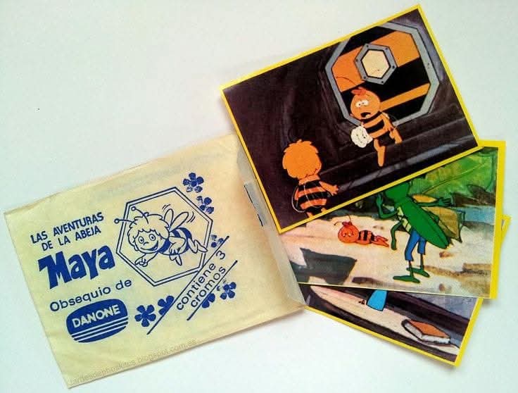 Sobre de cromos de la abeja Maya de Danone con varios cromos.