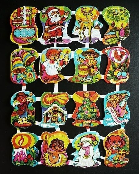 Lámina de cromos troquelados navideños con Papá Noel, campanas y belenes.