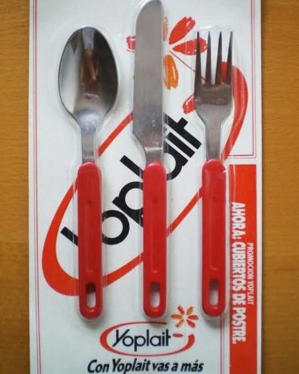 Cuchara, cuchillo y tenedor de mango rojo en su blíster de Yoplait.