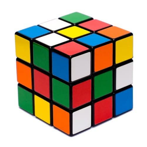 Cubo de Rubik con caras de colores mezcladas.