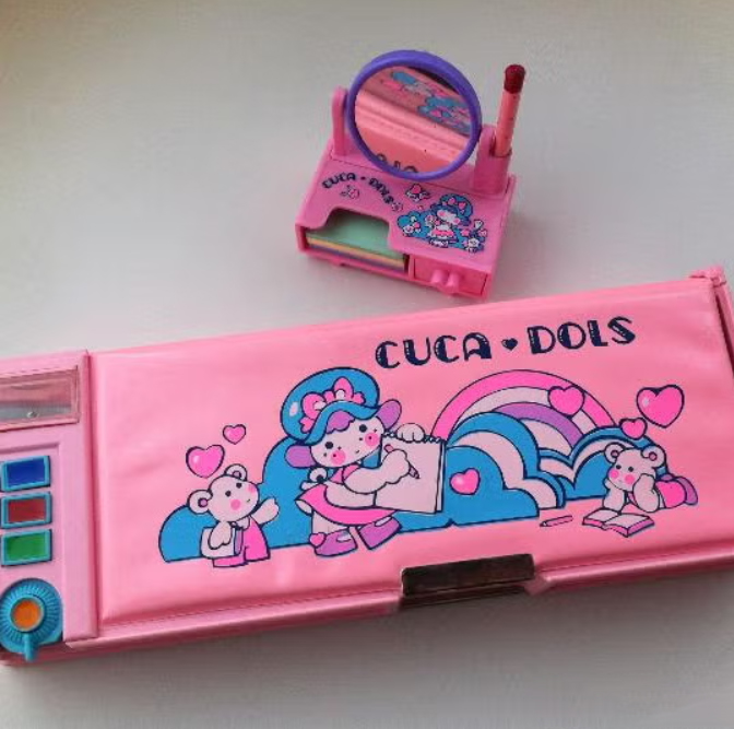 Estuche y espejo rosas de Cuca Dols.