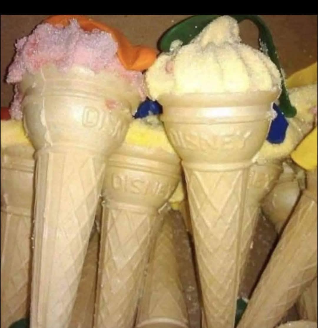 Cucuruchos de barquillo con relleno blanco y rosa.