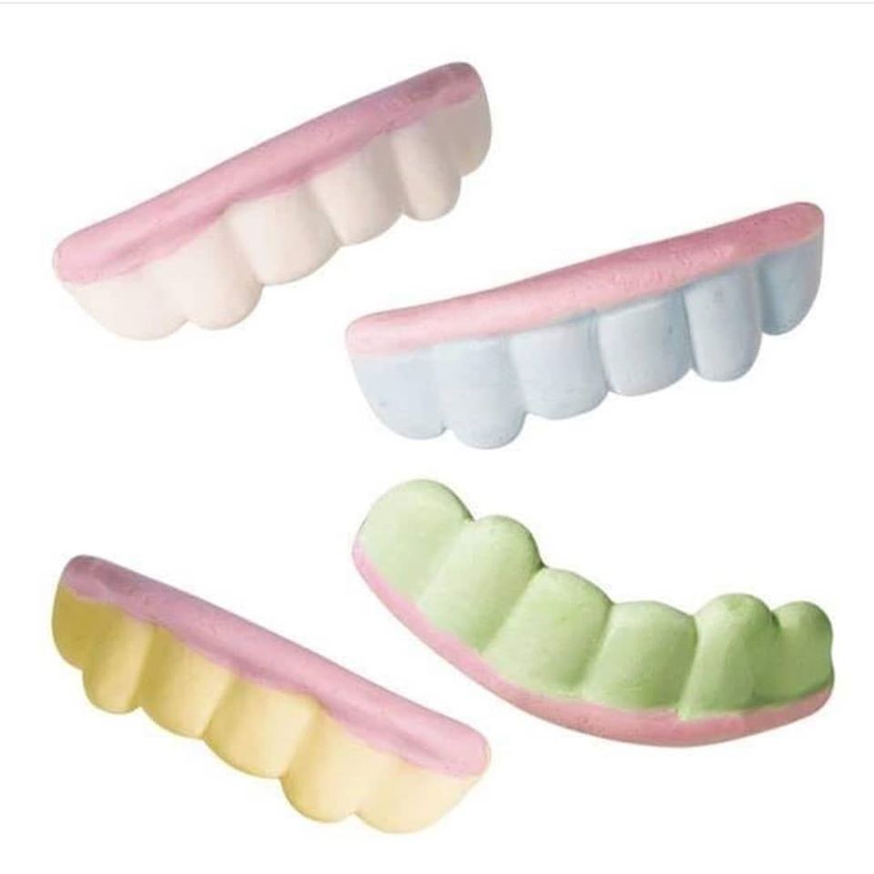 Dentaduras de gominola de colores con encías rosas y verdes.