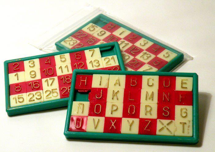 Juegos de piezas deslizantes de números y letras.
