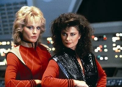 Diana y Lydia, personajes de la serie V, con sus uniformes