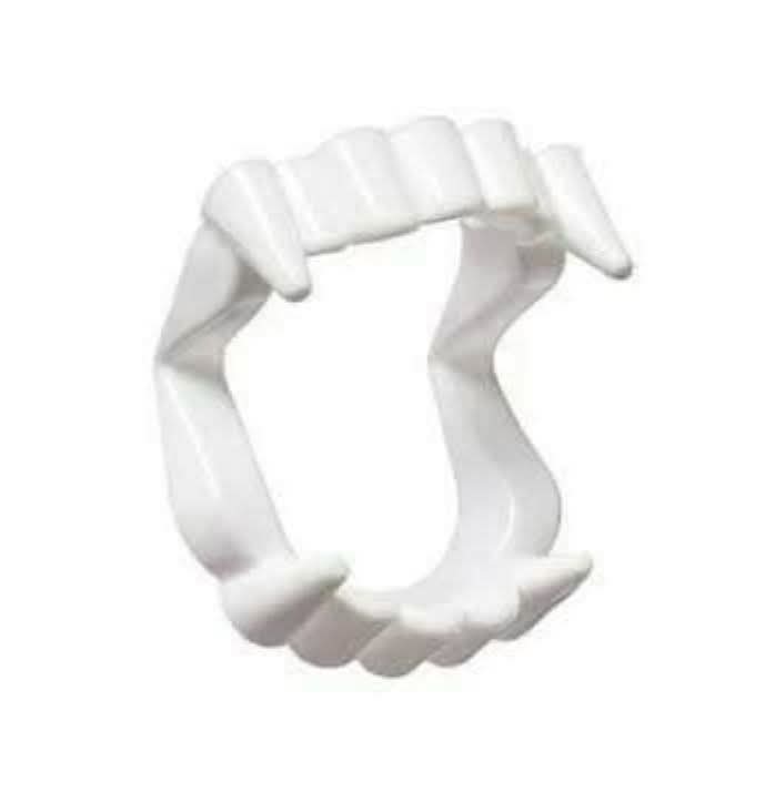 Dentadura de vampiro de plástico blanco.