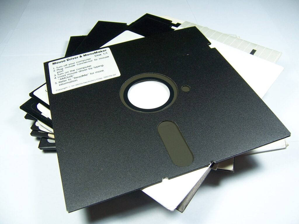 Disquetes de 5 1/4 negros.