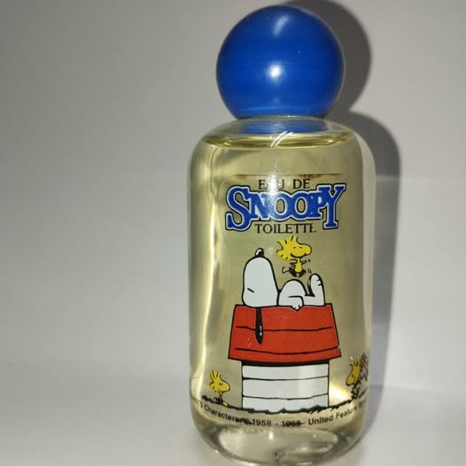 Frasco de colonia Eau de Snoopy Toilette con Snoopy sobre su caseta.