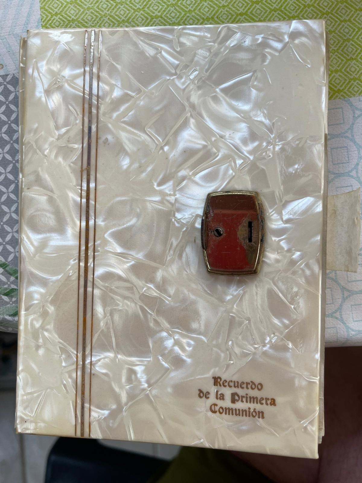 Álbum nacarado de Recuerdo de la Primera Comunión.