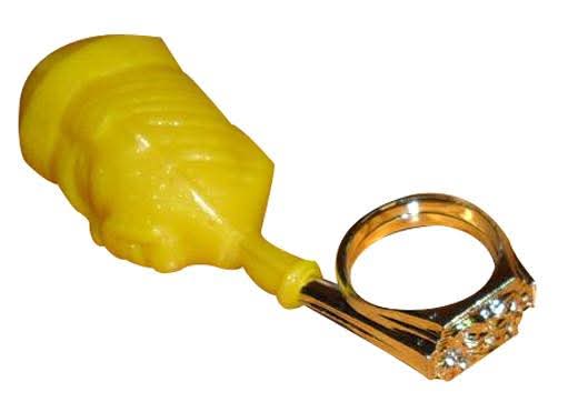 Anillo de broma con pera de goma amarilla.
