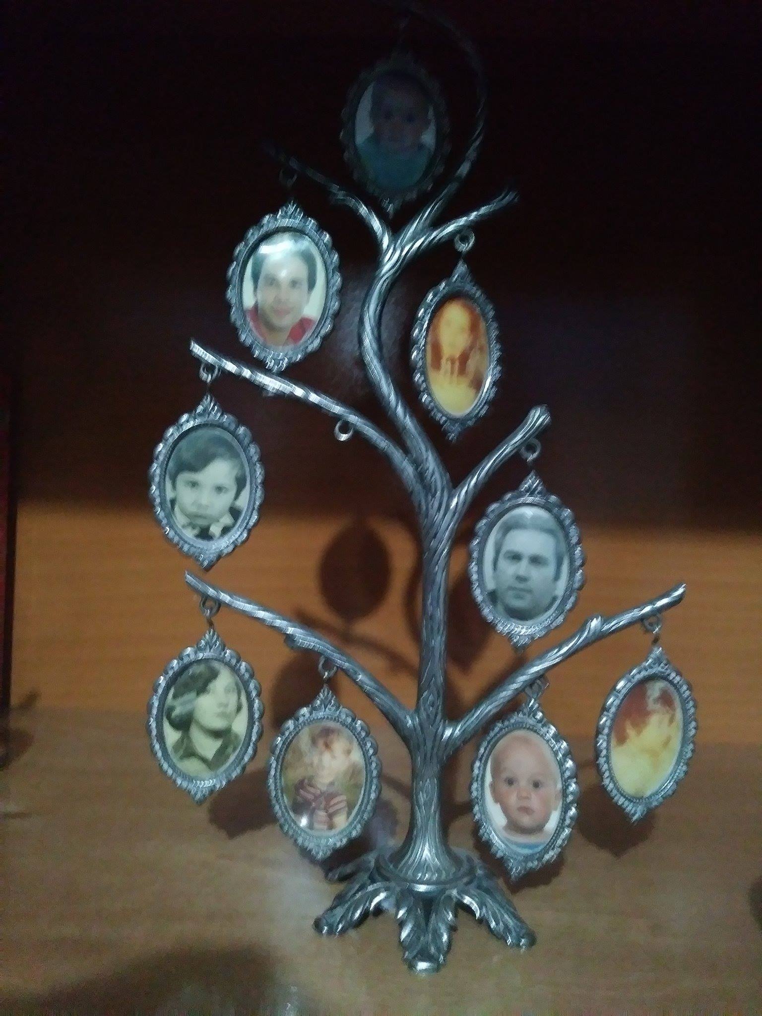 Portarretratos de metal con forma de árbol y fotos familiares
