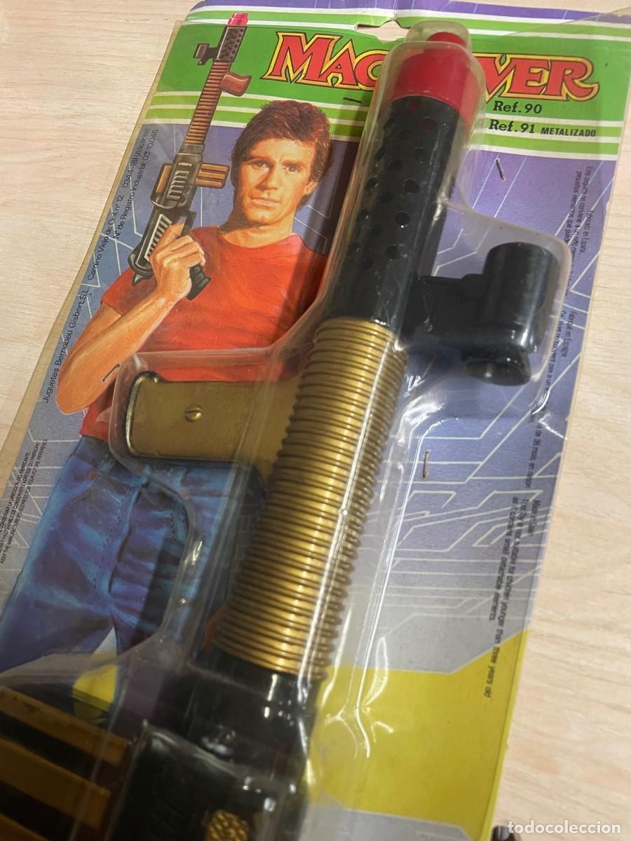 Blíster de un arma de juguete de MacGyver.