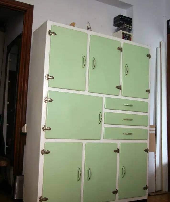 Armario de cocina de madera pintado en verde claro y blanco