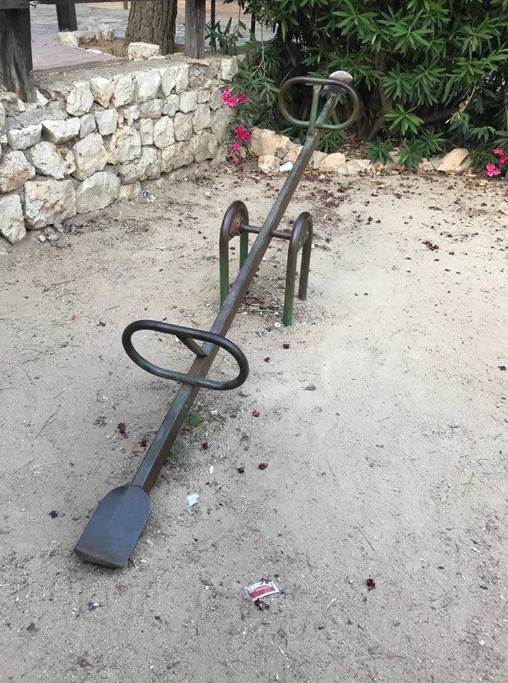 Balancín de hierro en un parque de tierra