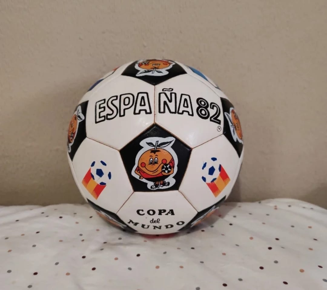 Balón de fútbol blanco y negro del Mundial España 82 con Naranjito.
