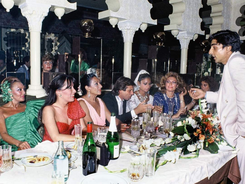 Invitados sentados en una mesa de banquete de boda
