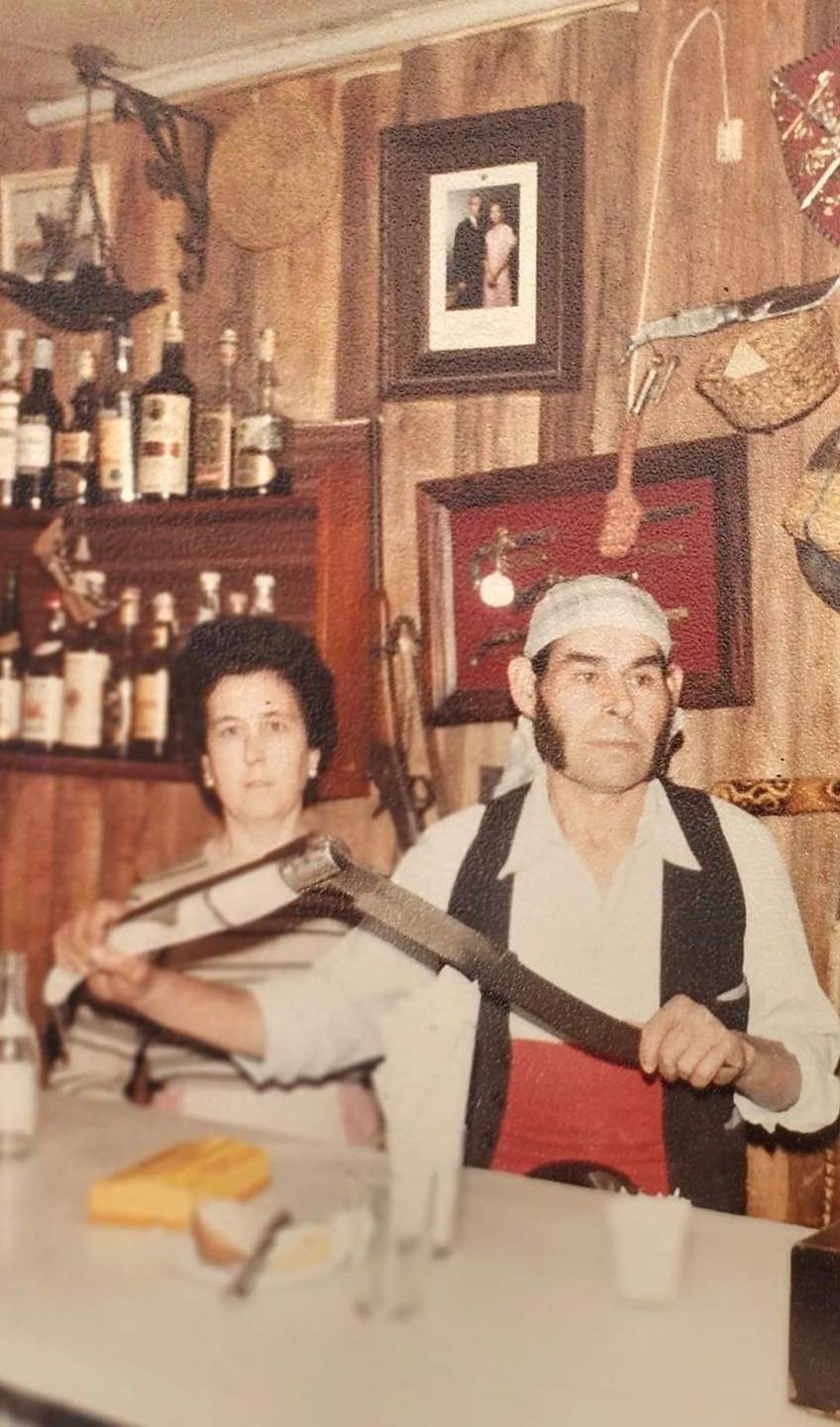 Pareja detrás de la barra de un bar antiguo