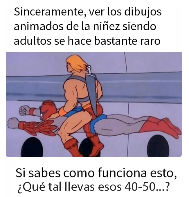 Fotograma de dibujos animados en el que He-Man va montado sobre otro personaje tumbado sobre ruedas.