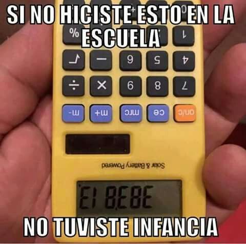 Mano sujetando una calculadora amarilla del revés en cuya pantalla se lee EL BEBE.