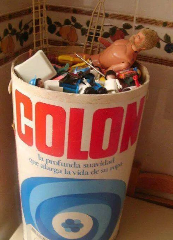 Bidón de detergente Colón lleno de juguetes y un muñeco