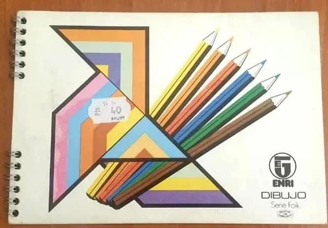 Bloc de dibujo Enri con espiral y una portada de lápices de colores y figuras geométricas.