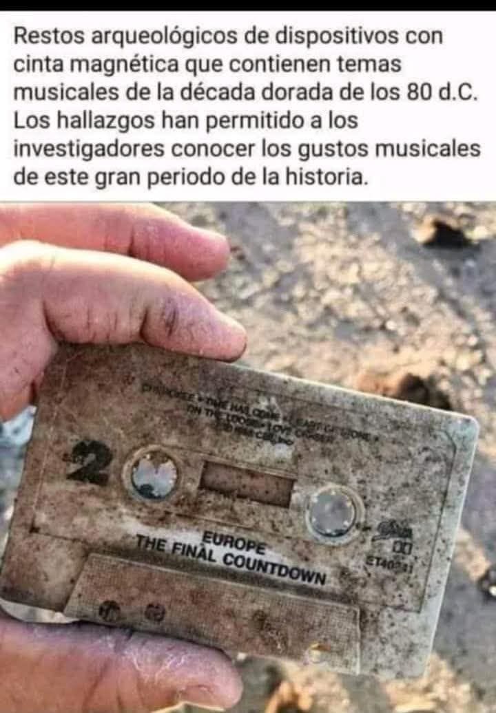 Mano sujetando un casete sucio de Europe, The Final Countdown, recién sacado de la tierra.