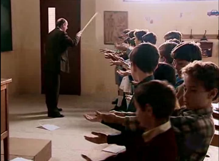 Profesor con una vara y alumnos con las manos extendidas