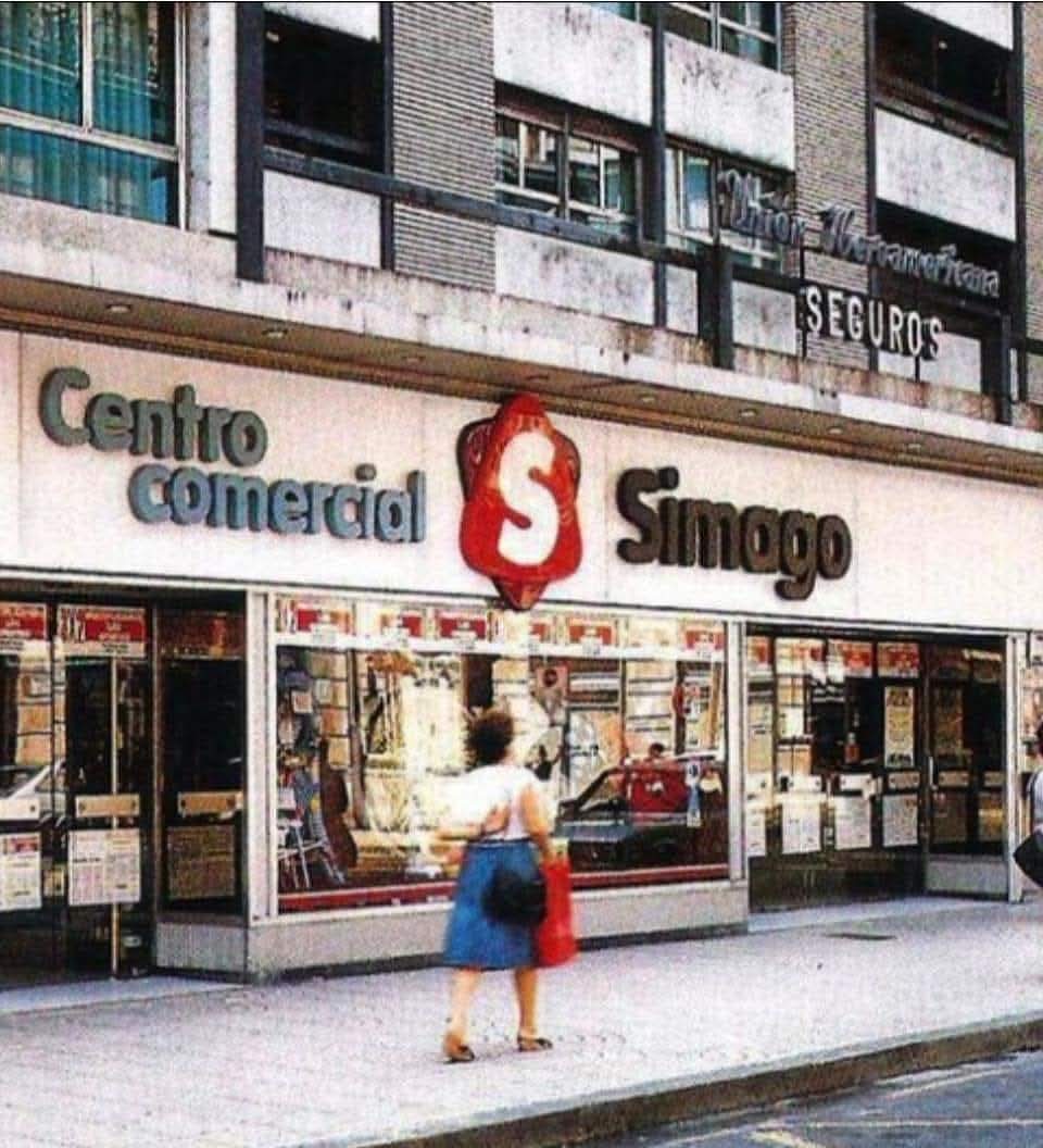 Fachada de un centro comercial Simago en una calle