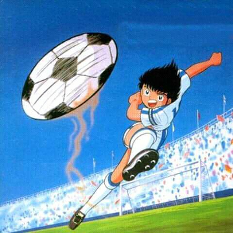 Oliver Atom chutando el balón en un estadio