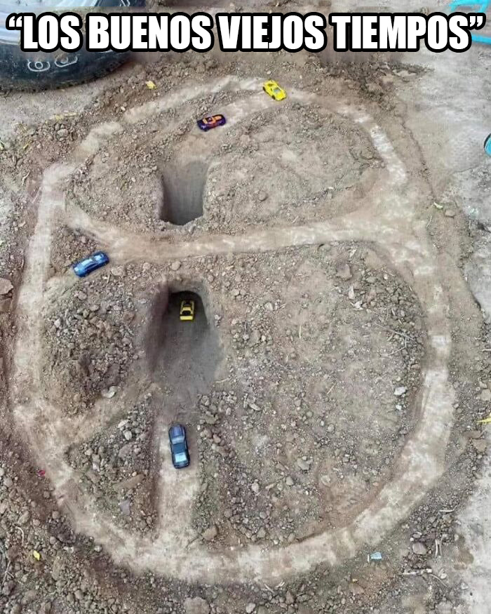 Circuito de carreras excavado en la tierra con túneles y varios cochecitos de juguete.
