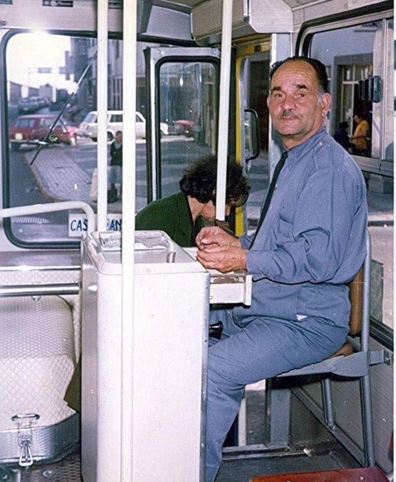 Cobrador sentado en su puesto dentro de un autobús