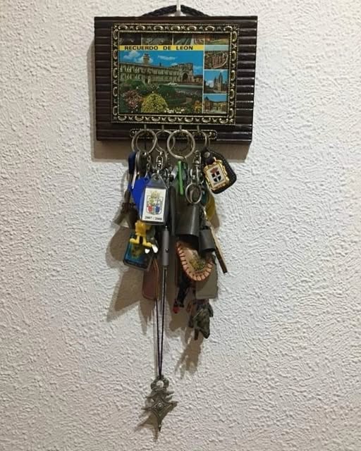 Colgador de llaves con una postal y muchos llaveros