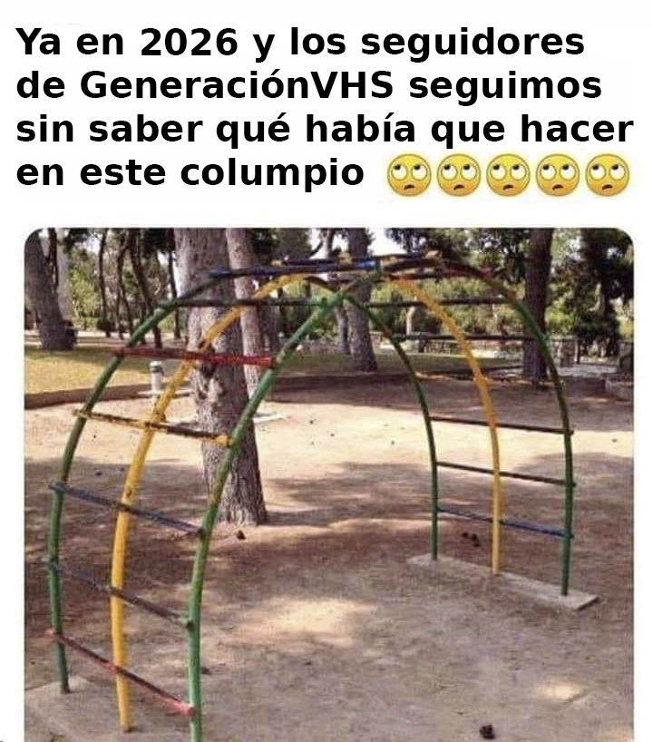 Estructura de parque infantil con arcos metálicos verdes y amarillos unidos por barras de colores.