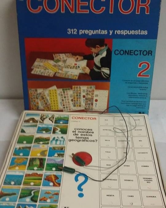 Caja del juego Conector 2 con sus fichas y los cables.