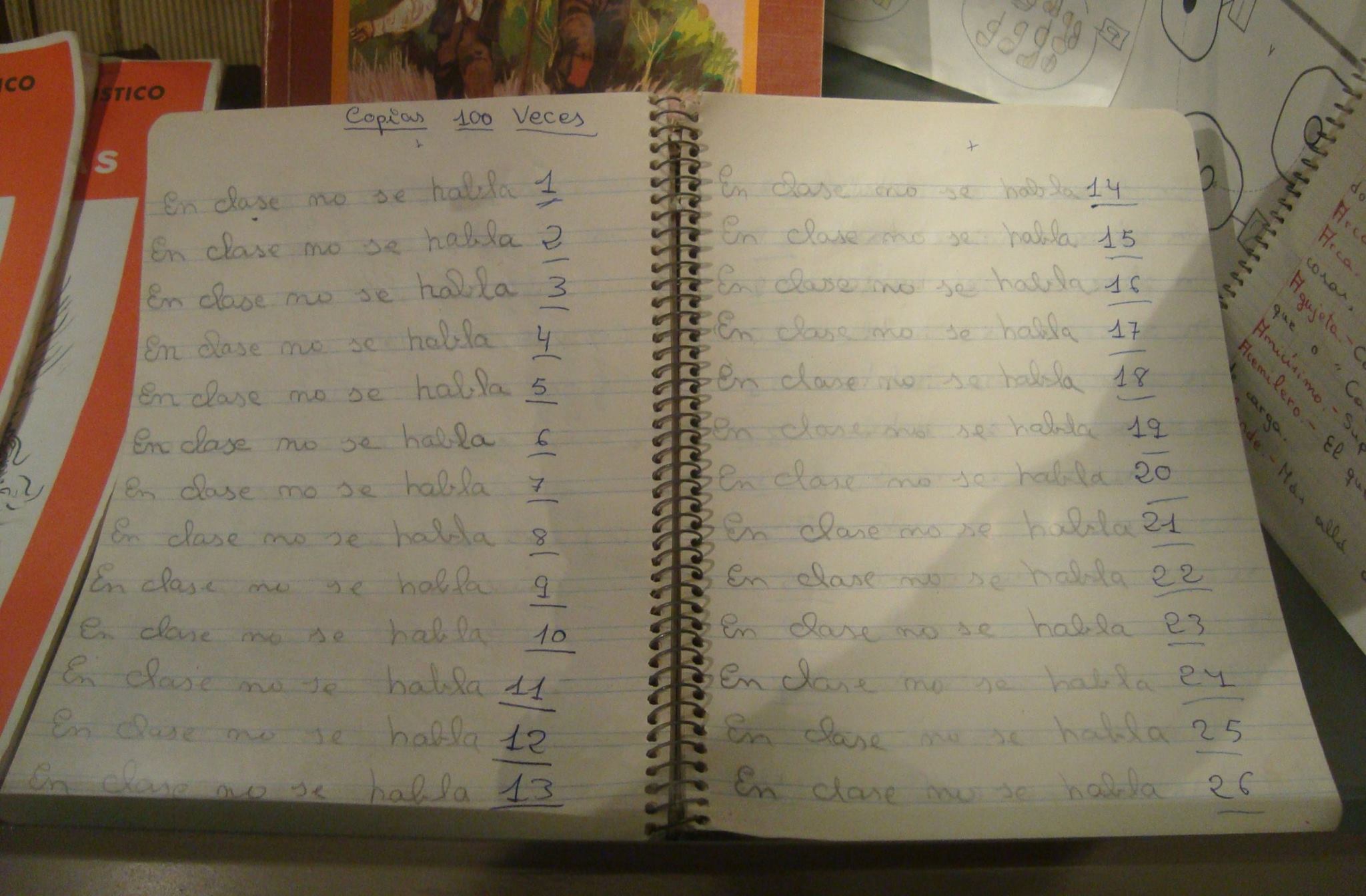 Cuaderno lleno de frases repetidas a mano