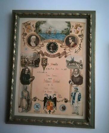 Cuadro enmarcado con un recordatorio de nacimiento ilustrado.