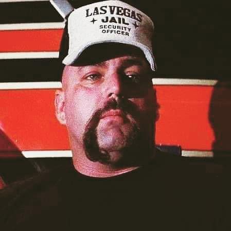 Hombre con gorra de Las Vegas Jail y perilla