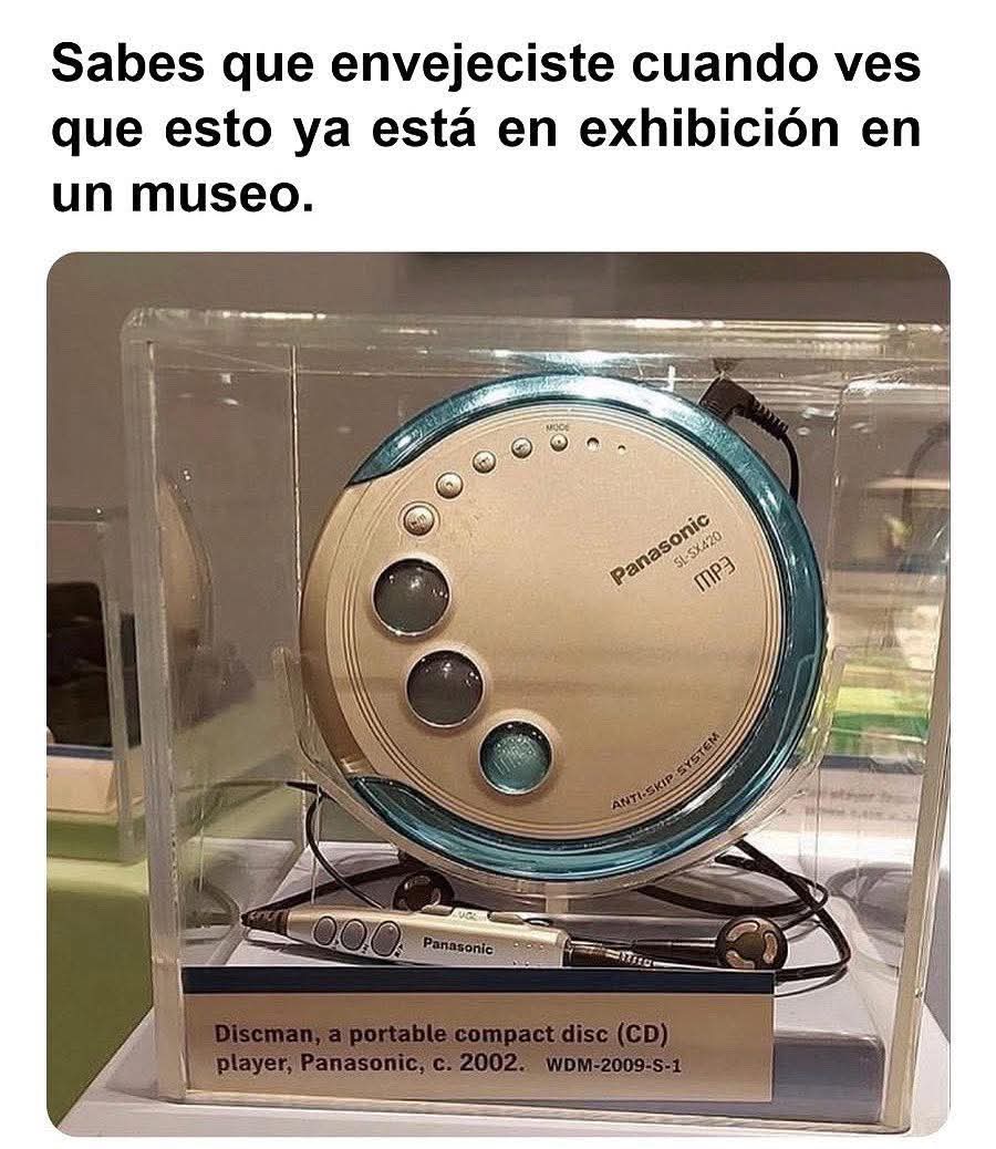 Reproductor de CD portátil Panasonic expuesto en una vitrina de museo con un cartel.