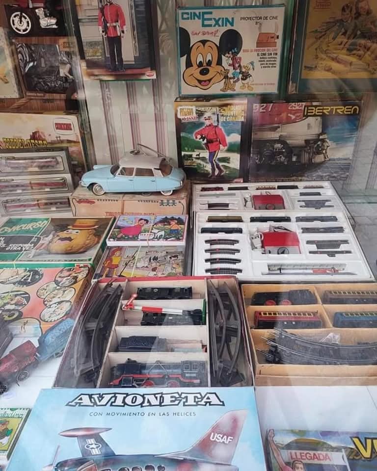 Escaparate de juguetería lleno de cajas de juguetes antiguos.