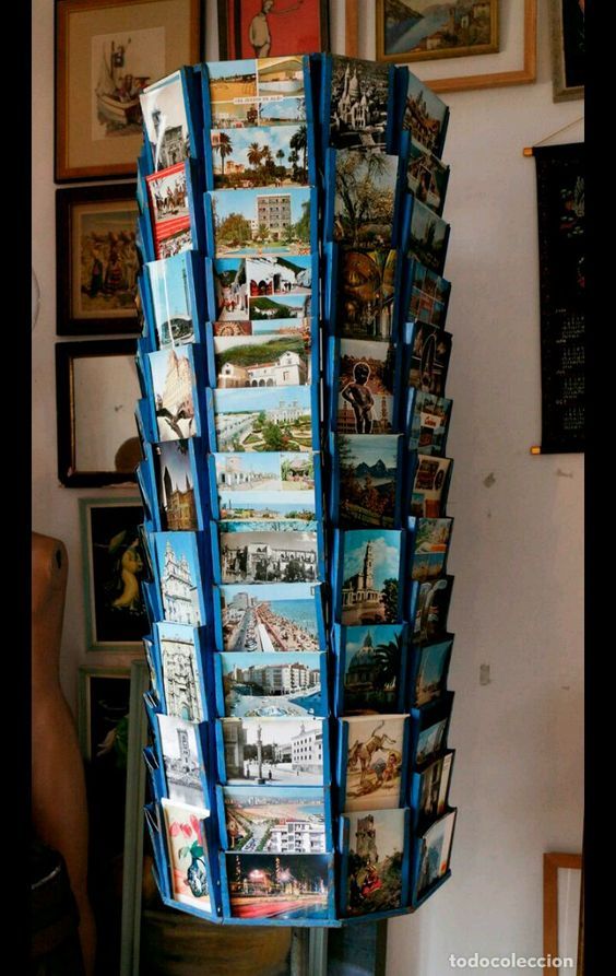 Expositor giratorio lleno de postales