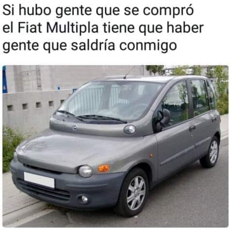 Coche Fiat Multipla gris de primera generación aparcado en la acera.