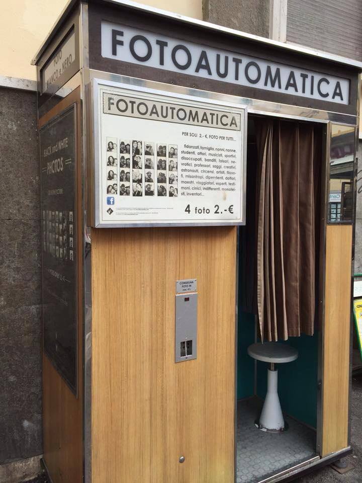 Cabina de fotomatón con cortina.