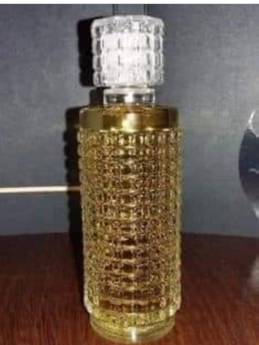 Frasco de colonia de cristal tallado con tapón.