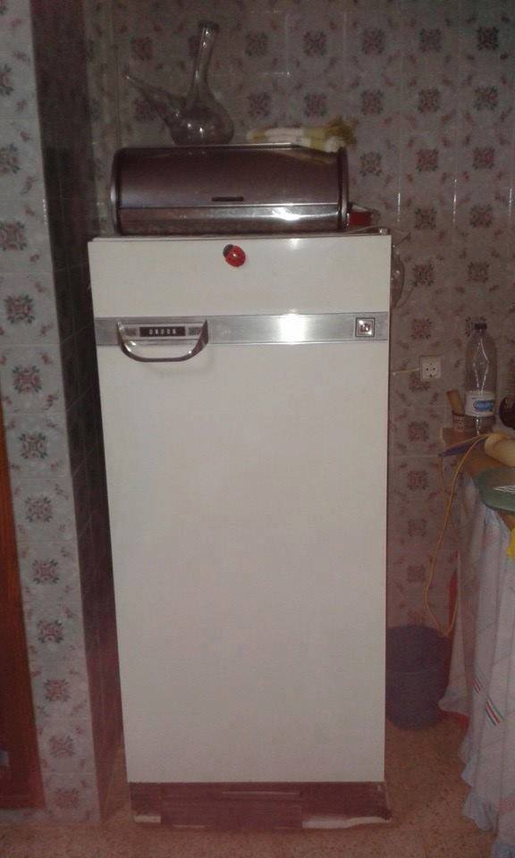 Frigorífico antiguo blanco con tirador metálico