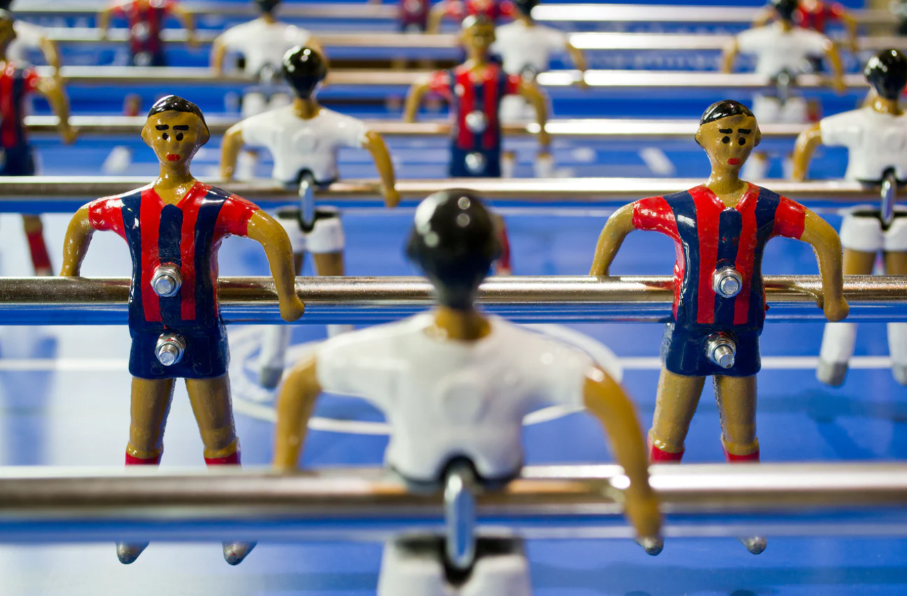 Muñecos de un futbolín de cerca.