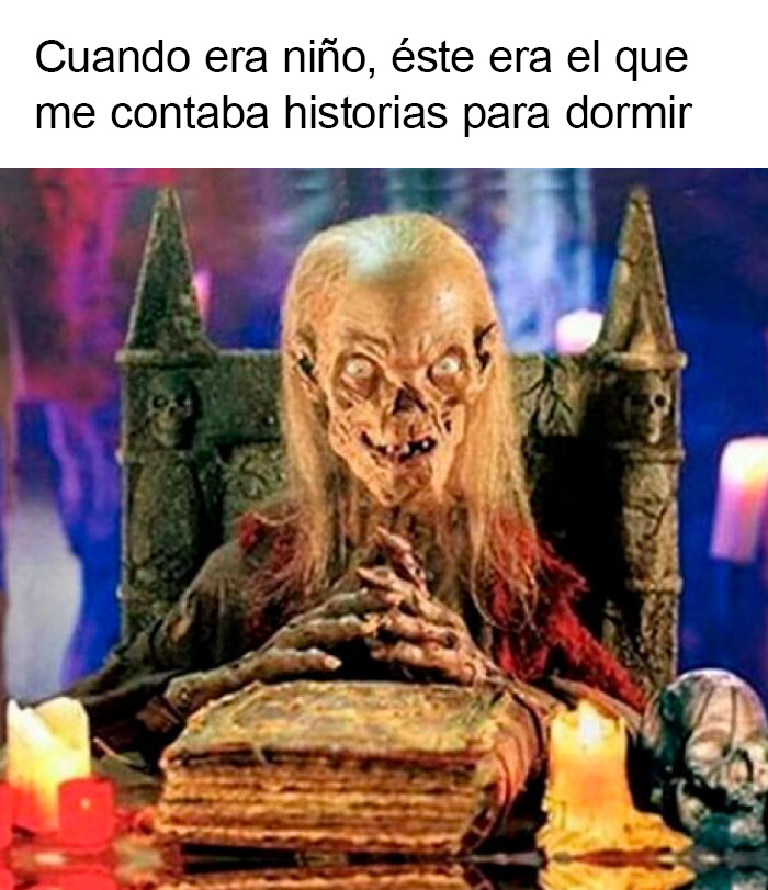 El Guardián de la Cripta, un personaje esquelético de pelo largo, sentado ante un libro antiguo entre velas.