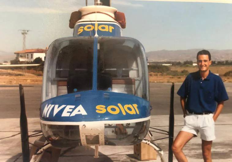 Hombre junto a un helicóptero de Nivea solar.